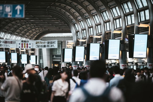 品川駅の自由通路で繰り広がる帰宅ラッシュ