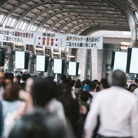 通行区分にご協力をお願いいたします。品川駅港南口の写真