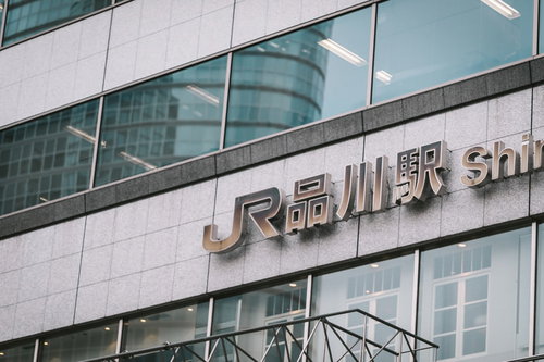 JR品川駅の港南口、現代的なガラス張りの駅舎