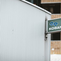 繁華街のKOBANそばを行き交う人波の写真