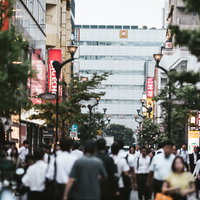 人であふれる品川駅港南口正面の中央通りの夕方風景の写真