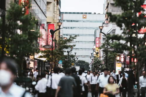 人であふれる品川駅港南口正面の中央通りの夕方風景