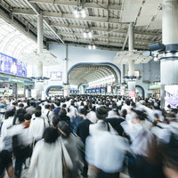 朝の通勤ラッシュ時のJR品川駅改札前の混雑の写真