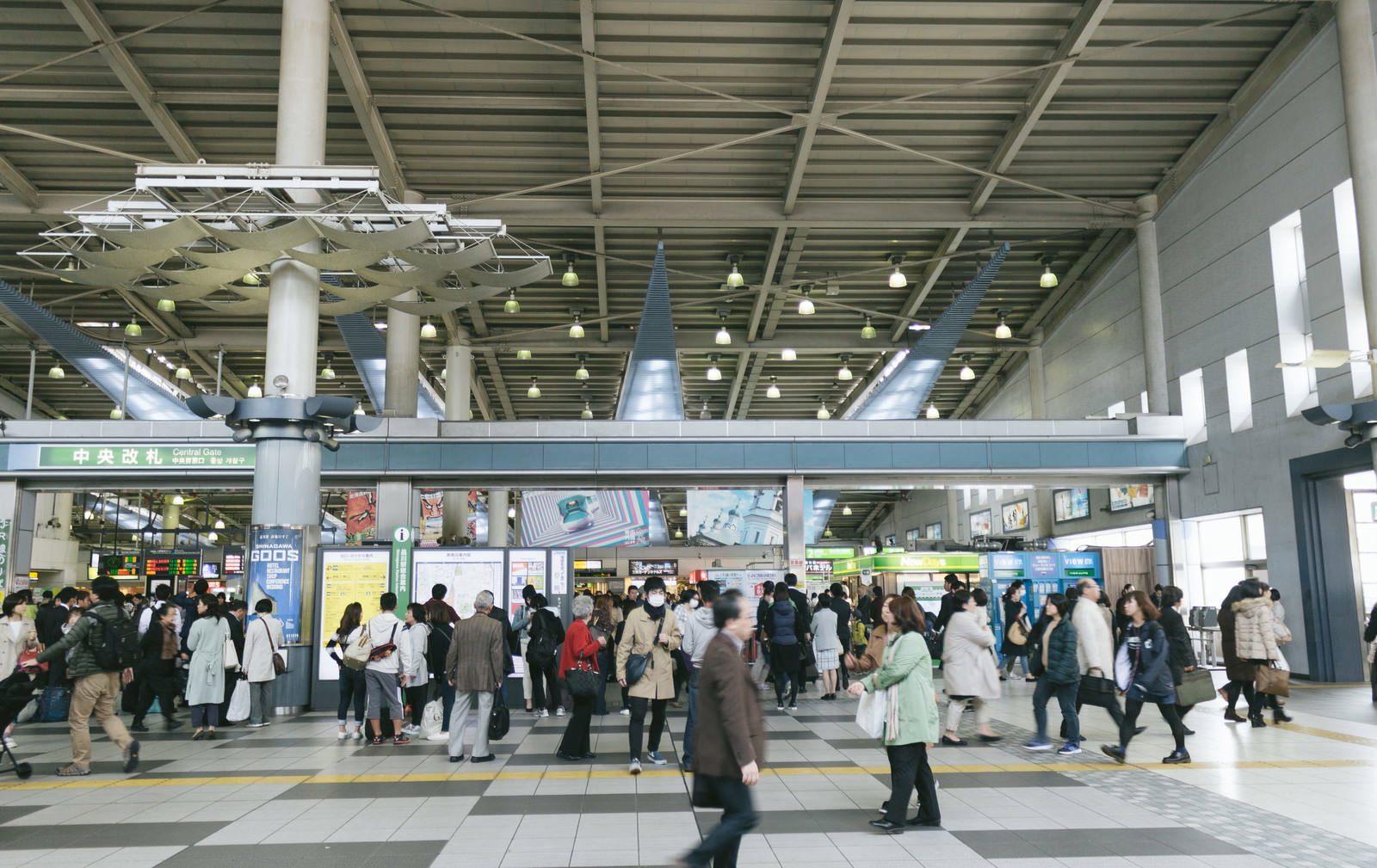 品川駅中央改札前で多くの人が行き交う混雑した様子