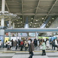 品川駅中央改札前の混雑した人波の写真