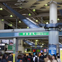 品川駅中央改札前の人混みの写真