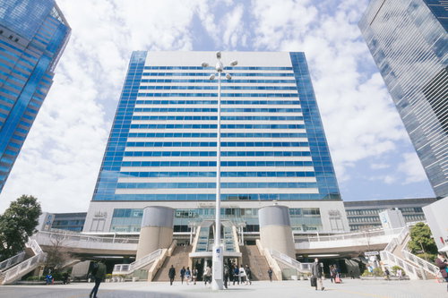 品川港南口の駅ビルと高層ビル群の都市景観