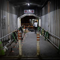 新橋ガード下の通路の写真