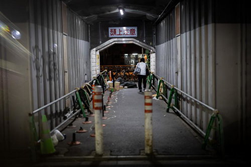 新橋ガード下の通路