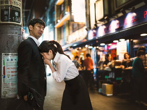 逆壁ドンでリバースを浴びる社内の世話役