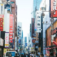 夜間の新橋繁華街で人通りが多い歓楽街の風景の写真