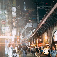 新橋の高架下で賑わう飲み屋街の夜景とサラリーマンの群衆の写真