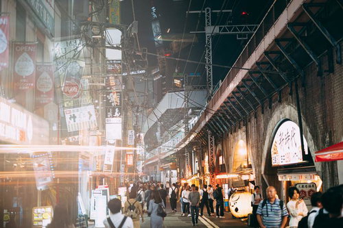 新橋の高架下で賑わう飲み屋街の夜景とサラリーマンの群衆