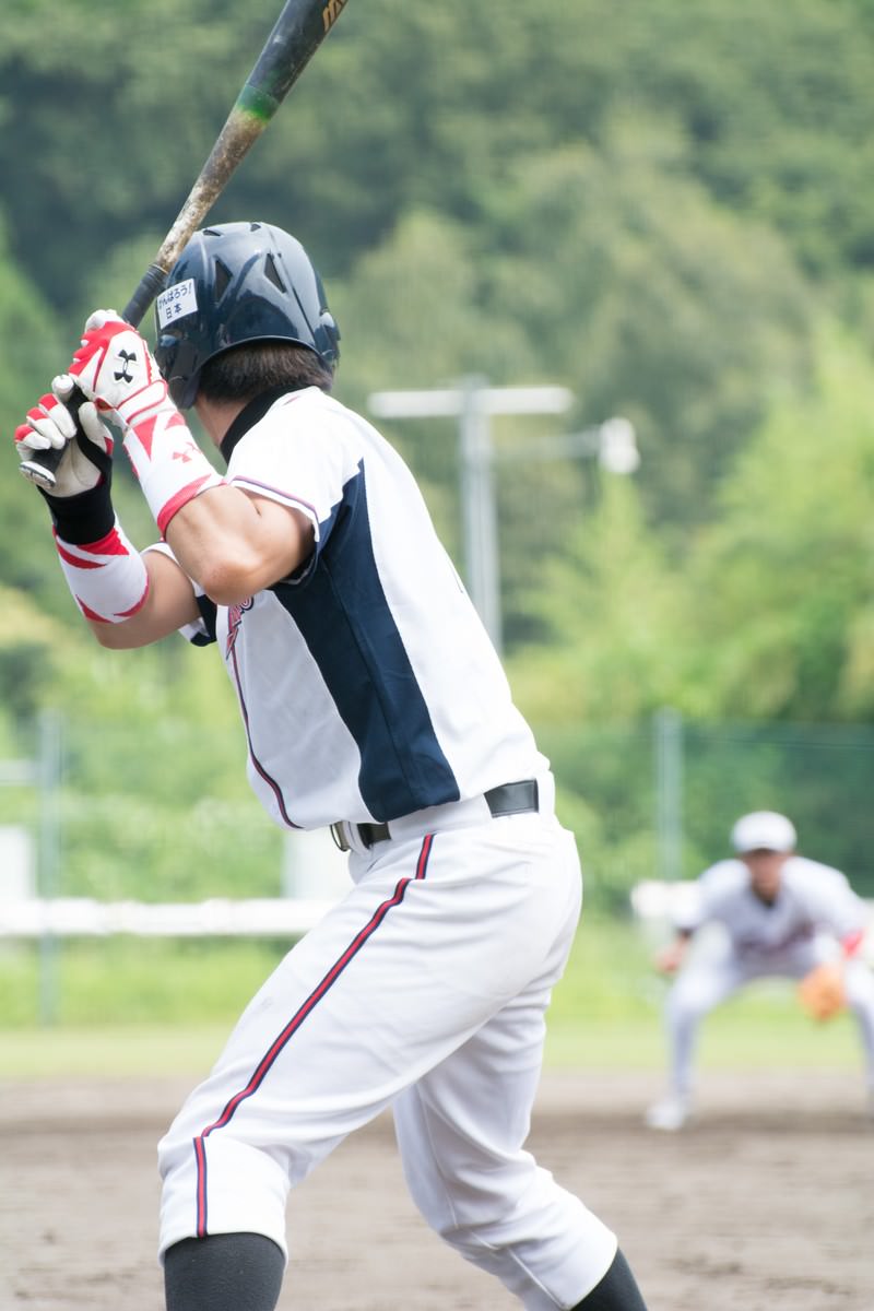 バッターボックスでバットを構える左利きの野球選手