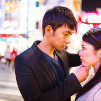 壁ドンと顎クイを同時にキメるイケメンの写真