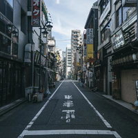 新宿三丁目末広通りの閑散とした路地の写真