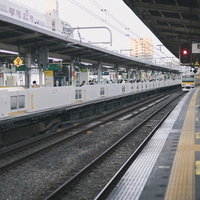 片側はホームドアが設置されている新小岩駅のホームの写真