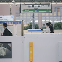 JR新小岩駅のホームに設置された白いホームドアの写真