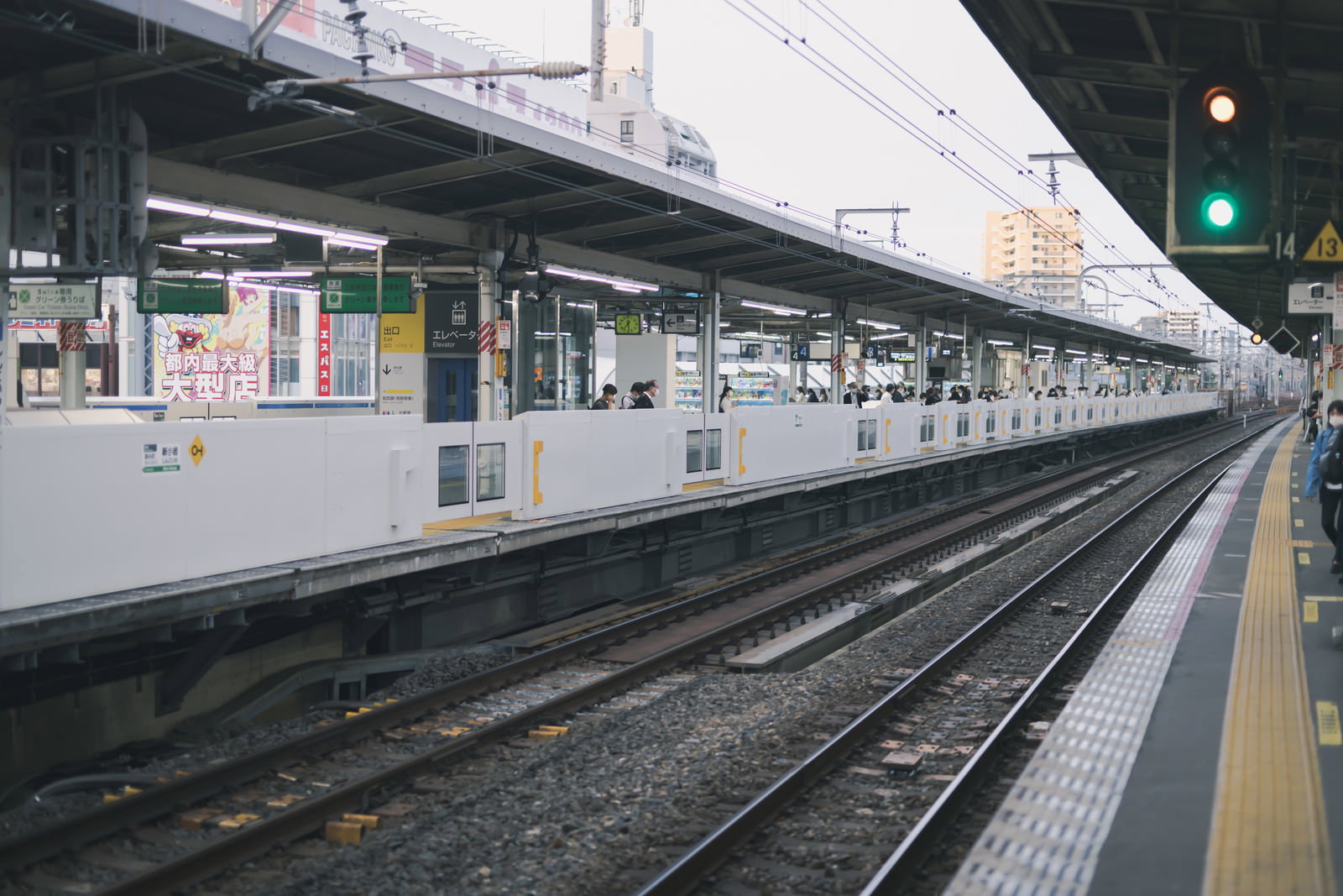 新小岩駅のホームドアが設置されたプラットフォームと線路