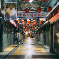 閉店後の新世界市場屋台街、赤提灯が並ぶ商店街の写真