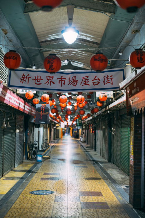 夜の新世界市場屋台街の閉店時間と赤い提灯が灯る繁華街の風景
