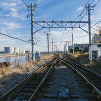 鶴見線新芝浦駅の複線線路と架線が張り巡らされた鉄道風景の写真