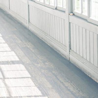 自然光が差し込む廊下の透明感と奥行き感の写真