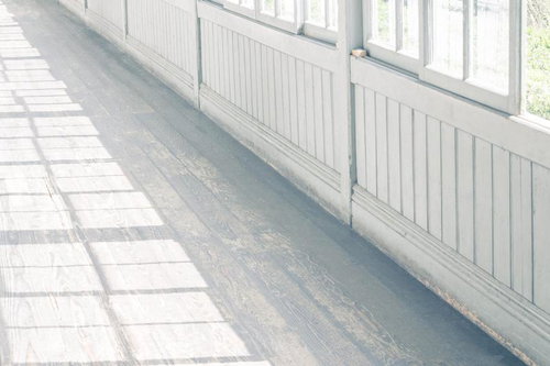 自然光が差し込む廊下の透明感と奥行き感