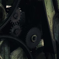 工作機械の複数の歯車とギア、黒く塗装された金属製部品の写真