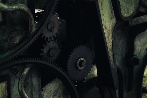 工作機械の複数の歯車とギア、黒く塗装された金属製部品