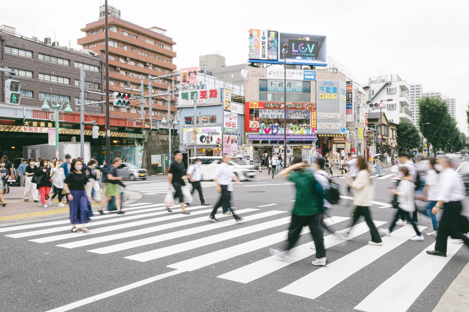 新大久保駅前の交差点で横断歩道を渡る大勢の人々
