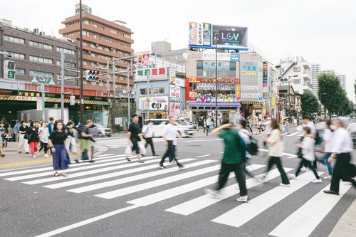 新大久保駅前の交差点を往来する人たちと横断歩道