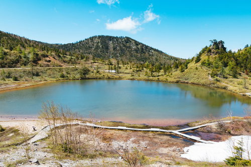 白根山の静寂な弓池を望む湖畔の風景