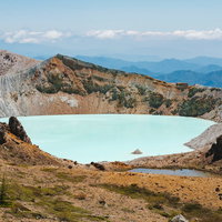 草津白根山の火口湖・湯釜の風景の写真