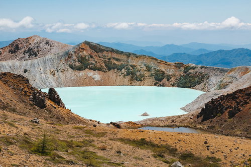 春の草津白根山・湯釜の風景