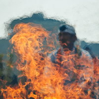門戸厄神の内護摩で立ち上がる激しい炎と陽炎の揺らぎの写真