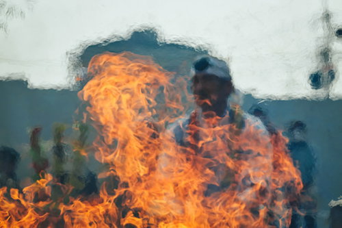 門戸厄神の内護摩で立ち上がる激しい炎と陽炎の揺らぎ