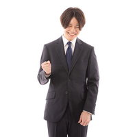 商談決まってガッツポーズする男性会社員のビジネスの写真