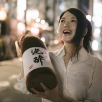 飲み歩いて3軒目。酔いがピークに達する女性の写真