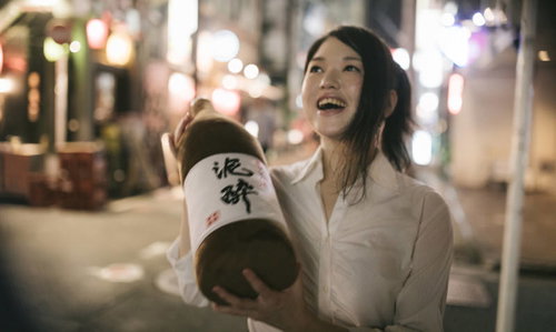 飲み歩いて3軒目。酔いがピークに達する女性