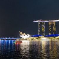 シンガポール マリーナベイサンズの夜景 ライトアップされた高層ホテルと都市風景の写真