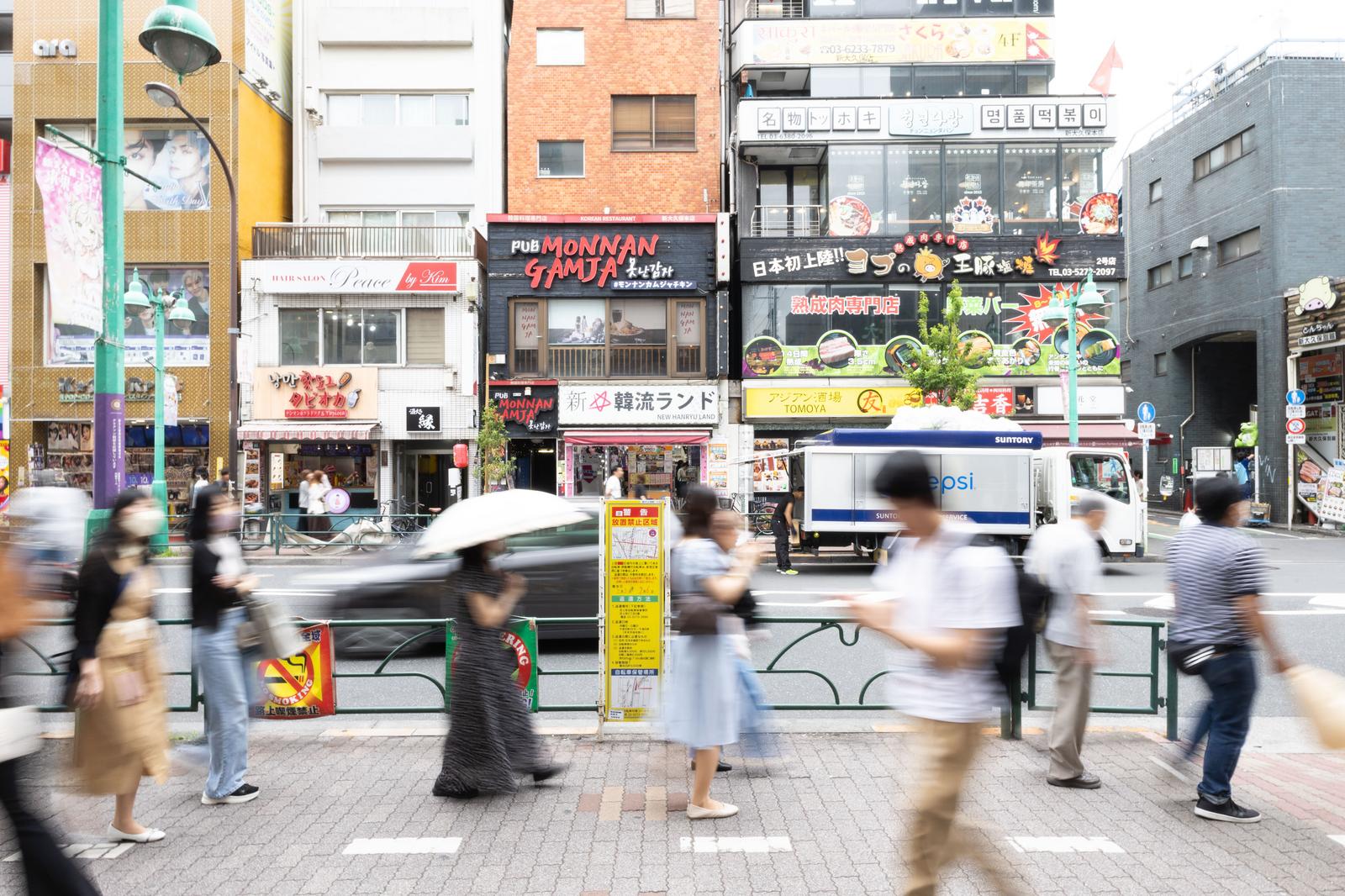 新大久保の大久保通りで多くの人が行き交う繁華街の風景