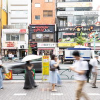 新大久保駅前の大久保通りで行き交う人混みの写真
