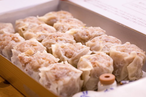 蒸篭に並んだ美味しそうなシウマイ、竹製せいろの点心