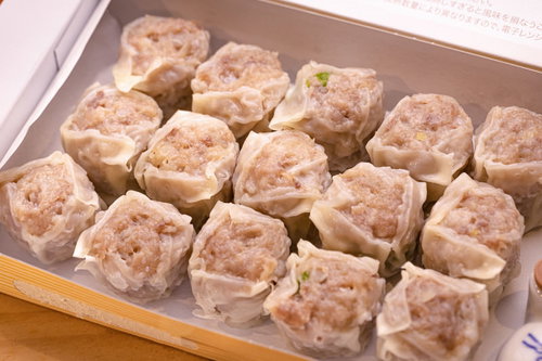 シューマイではなくシウマイ トレーに並ぶ点心