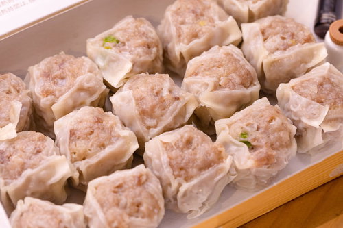蒸籠に並ぶ一口サイズの焼売（シウマイ）