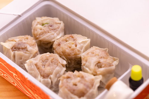 白い蒸篭に入った6個のシウマイ・焼売の中華点心