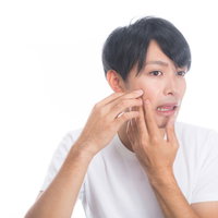 ニキビを潰しちゃう系男子の写真