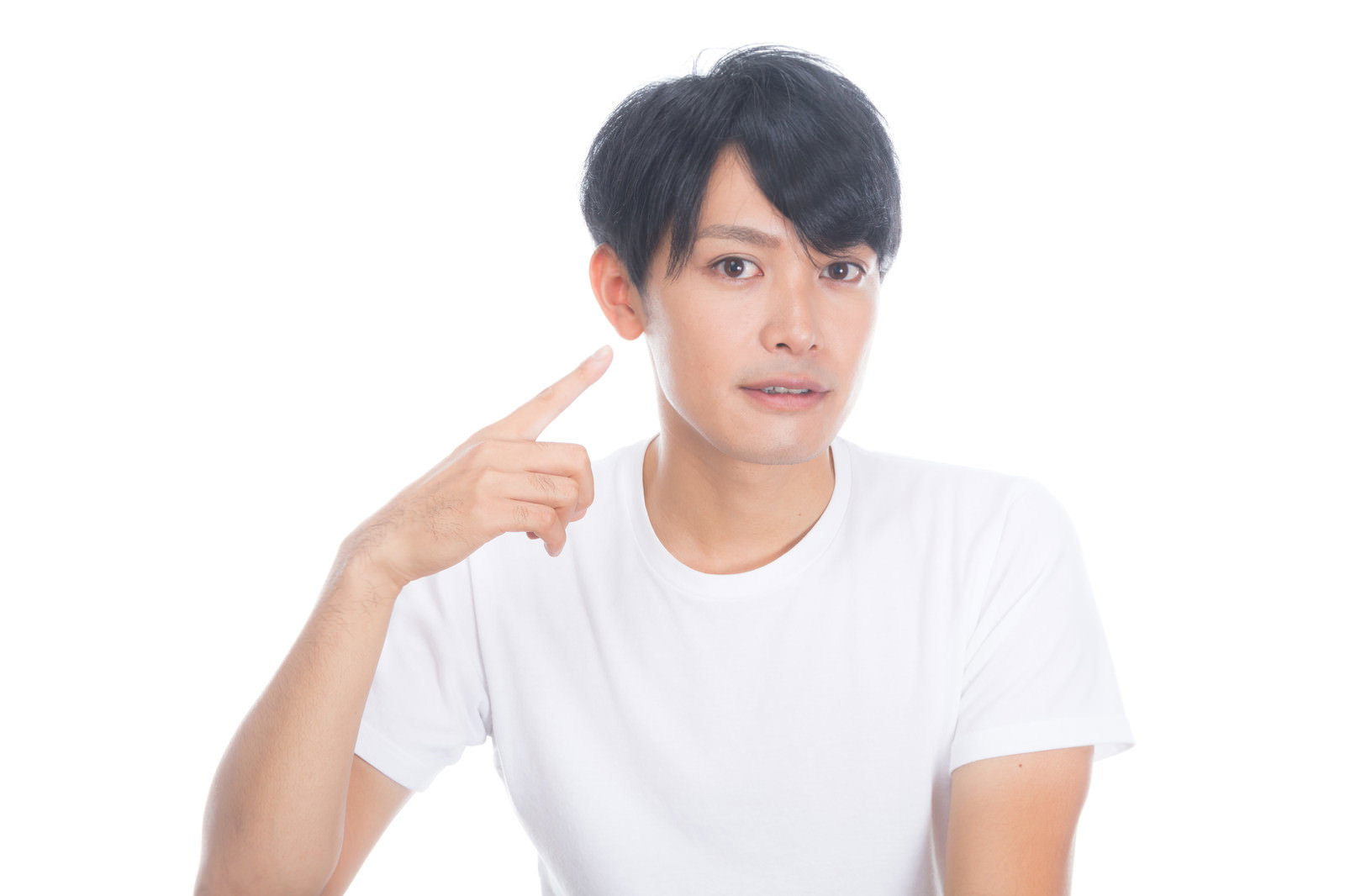 白いTシャツを着た男性が右手で頬を指差している［モデル：完伍］