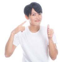 健康的な生活で肌の調子がいい男性が両手で親指を立てるポーズの写真